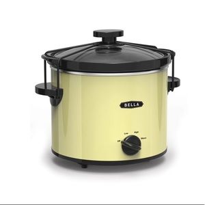 Bella 4qt. Slow Cooker with locking bands. NEW!